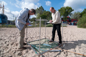Teilnehmer bei einer Vermessungs-Übung am Strand. (Fotos: Martin Siegel)