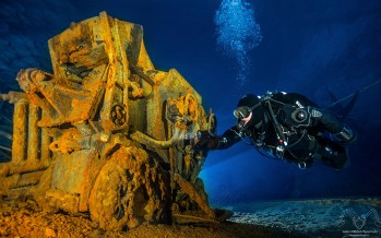 Unterwasserfotograf Björn Dorstewitz erkundet Höhlen mit der Kamera