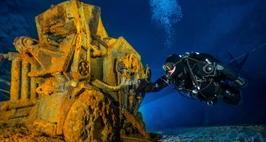 Unterwasserfotograf Björn Dorstewitz erkundet Höhlen mit der Kamera