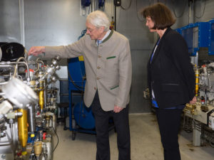 Heinz Bauer mit Staatsministerin Aigner im Dauerlaufprüfstand für Kompressorblöcke. (Foto: Bauer)