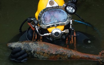 Berufstaucher Thomas Borchert sucht Bomben unter Wasser