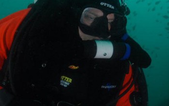 dive and paint – Charity-Taucher malen unter Wasser für den guten Zweck