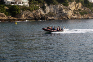Das Schlauchboot von Scuba Moraira nimmt Fahrt auf.