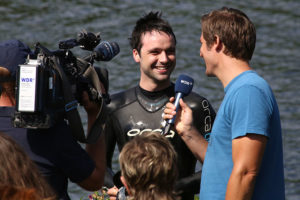 TV-Interviews: Freitaucher Jonas Krahn nach Verlassen des Wassers.