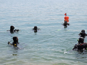 Bereit zum Abtauchen: "dive & paint"-Teilnehmer auf dem Weg zu den Leinwänden. (Foto: Veranstalter)