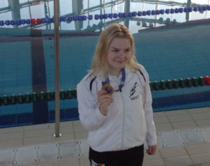 Die 14-jährige Rostockerin Nele Rudolf ist unter den Junioren Doppel-Europameisterin und gewinnt GOLD über 400 Meter Finswimming und anschließend über 800 Meter Finswimming. (Foto: VDST, Christine Müller, Foto oben: VDST, Lisa Kohnert)