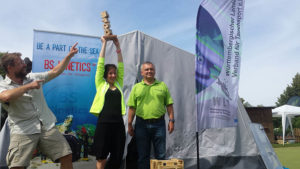 So sehen Sieger aus: Tabea Trautmann reckt den Pokal in die Höhe. (Foto: WLT)