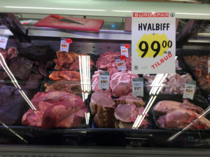 Walfleisch in der Kühltheke eines Supermarkts. (Foto: Paul Thompson)