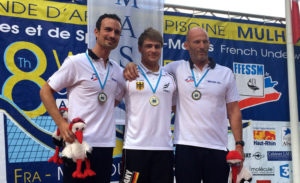 Ehrung für Max Poschart (Mitte): Goldmedaille und inoffizieller Weltrekord in 16x50. (Foto: VDST, Dagmar Andres-Brümmer)